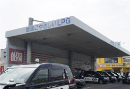 LPGスタンド・洗車場を自社内に完備1